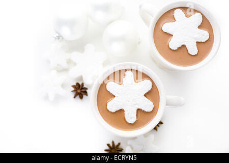 In casa la cioccolata calda guarnita con il simbolo del fiocco di neve bianco a forma di marshmallows. Foto Stock