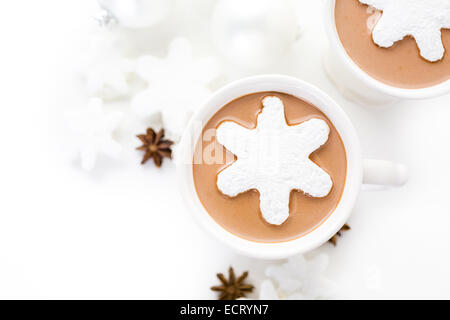 In casa la cioccolata calda guarnita con il simbolo del fiocco di neve bianco a forma di marshmallows. Foto Stock