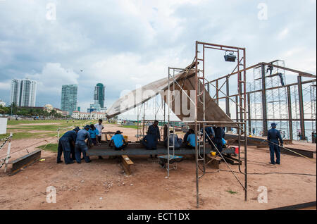 Galle Face, Colombo, Sri Lanka. Xviii Dicembre 2014. I preparativi per la visita del Papa in Sri Lanka il mese prossimo sono in corso. Una piattaforma di acciaio viene costruita su Galle Face Green, una elegante area della capitale. Un open-air messa si terrà qui a gennaio 14th, 2015. Lo Sri Lanka è prevalentemente buddista, ma le minoranze godono di ampia libertà. Musulmani, Cristiani e Indù coesistere in pace con i Buddisti. Credito: Henryk Kotowski/Alamy Live News Foto Stock