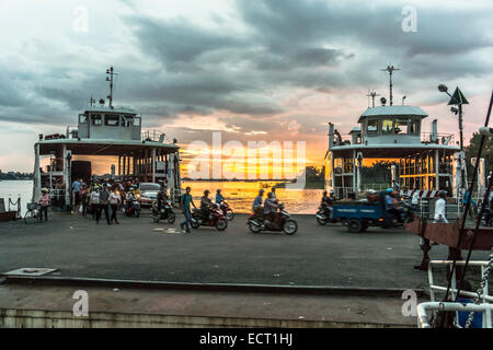 Il Vietnam Dong Thap Cao Lanh due traghetti al molo al tramonto Foto Stock