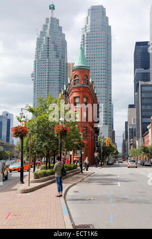 Grattacielo e Flatiron Building su Front Street, Toronto, Provincia di Ontario, Canada Foto Stock