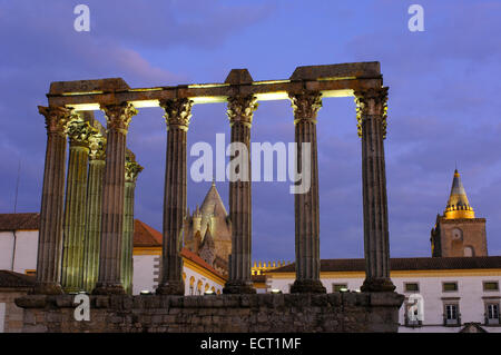 Rovine del tempio romano di Diana a Evora, Alentejo, Portogallo, Europa Foto Stock