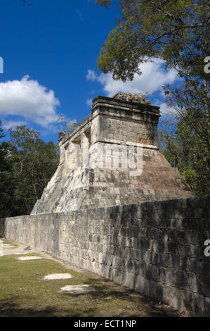 Tempio a palla, le rovine Maya di Chichen Itza, Riviera Maya, la penisola dello Yucatan, Messico Foto Stock