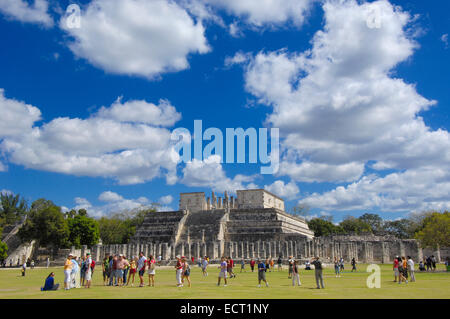 Tempio dei Guerrieri, rovine Maya di Chichen Itza, Riviera Maya, la penisola dello Yucatan, Messico Foto Stock