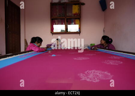 Un tradizionale sari capo officina nel villaggio di Khokana elencato nella lista del Patrimonio Mondiale dell'UNESCO in Lalitpur District nella zona di Bagmati del Nepal centrale Foto Stock