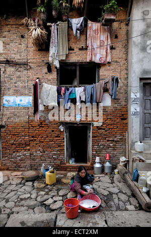 Habitant locale nel villaggio di Khokana elencato nella lista del Patrimonio Mondiale dell'UNESCO in Lalitpur District nella zona di Bagmati del Nepal centrale Foto Stock