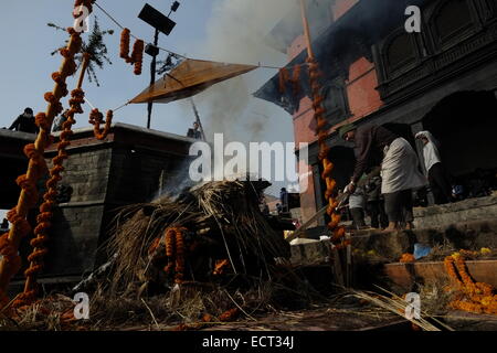 La cremazione dei morti avranno luogo presso il Tempio di Pashupatinath un indù santuario e uno dei più grandi siti di Shiva che si trova sulle rive del fiume Bagmati e elencato nella lista del Patrimonio Mondiale dell'UNESCO a Kathmandu in Nepal Foto Stock