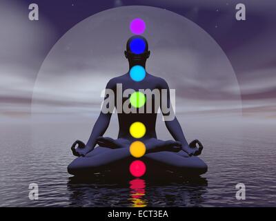 Silhouette di un uomo meditando con sette chakra colorati su ocean dalla luna piena notte oscura Foto Stock