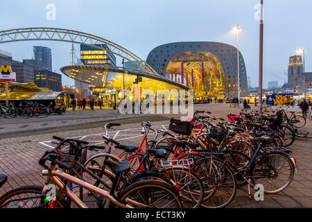 Sotto- e over-ground metro e tram "Blaak'Stazione ferroviaria nel centro della città di Rotterdam, Foto Stock