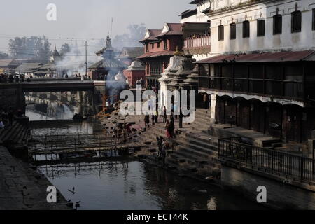 La cremazione dei morti avranno luogo presso il Tempio di Pashupatinath un indù santuario e uno dei più grandi siti di Shiva che si trova sulle rive del fiume Bagmati e elencato nella lista del Patrimonio Mondiale dell'UNESCO a Kathmandu in Nepal Foto Stock