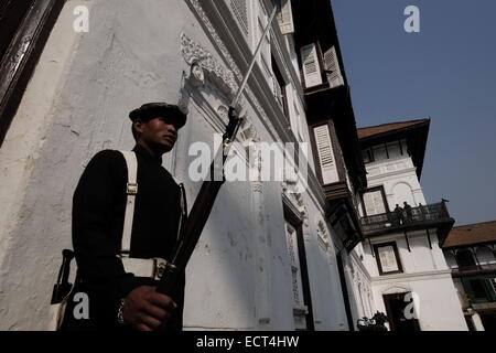 Il soldato nepalese si erge al cortile del Museo del Palazzo di Hanuman Dhoka nel complesso del Palazzo di Hanuman Dhoka, che fu la residenza reale nepalese fino al 19th secolo, situato in Piazza Durbar e inserito nella lista del Patrimonio Mondiale dell'UNESCO a Kathmandu Nepal Foto Stock