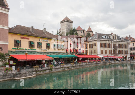 I ristoranti e le caffetterie lungo la sponda del fiume Thiou nella città vecchia di Annecy, Francia Foto Stock