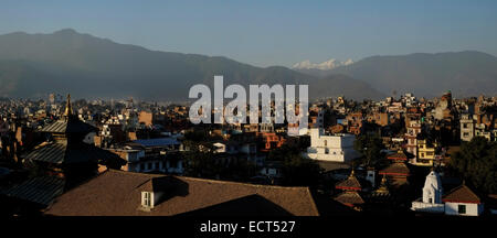 Vista panoramica della città dalla terrazza sul tetto di Hanuman Dhoka Palace Museum in Hanuman Dhoka complesso palazzo, che è stato il royal residence Nepalese fino al XIX secolo si trova in Durbar Square e elencato nella lista del Patrimonio Mondiale dell'UNESCO a Kathmandu in Nepal Foto Stock
