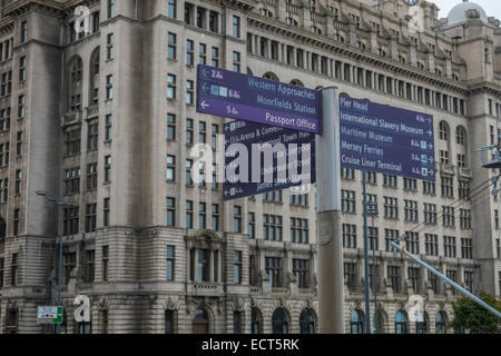Informazioni turistiche direzione segno, vicino a North Western Hall sistemazione edificio, Lime Street, Liverpool, in Inghilterra, Regno Unito Foto Stock