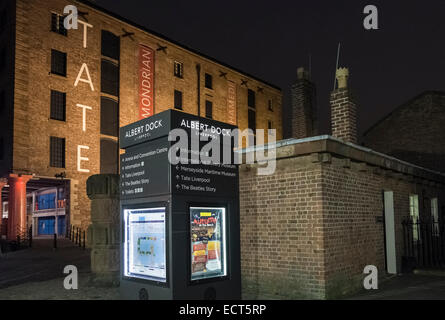 Informazioni turistiche su display Albert Dock, al di fuori di Tate Liverpool edificio, Liverpool, Merseyside, Regno Unito Foto Stock