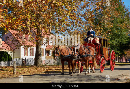 Carrozza a cavalli passando St George Tucker House su Nicholson Street. Colonial Williamsburg, Virginia, Stati Uniti d'America. Foto Stock