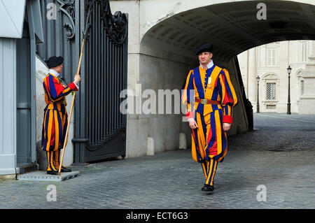 Papale Guardie Svizzere di fronte al cancello del Vaticano Foto Stock