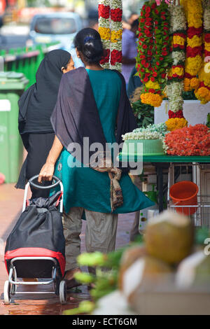 Due donne asiatiche Shopping, Buffalo Road, Little India di Singapore. Foto Stock