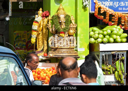 Divinità indù guardando su una bancarella di strada, Buffalo Road, Little India di Singapore. Foto Stock