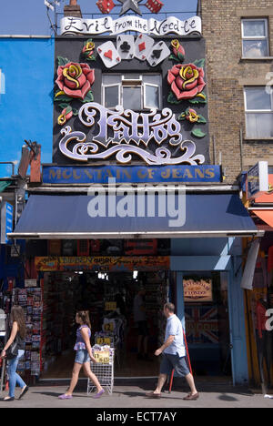Londra 21 Ago 2013 : il male dall'ago salotto tattoo al di sopra di montagna di jeans negozio di abbigliamento, 232 Camden High Street, Londra Foto Stock