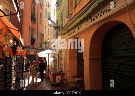 I turisti a piedi in strada nella città vecchia di Nizza. Riviera francese. Foto Stock