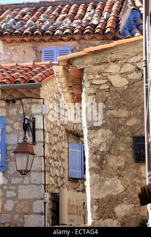 Il medievale pittoresco borgo arroccato di Gourdon sulla Riviera Francese. Foto Stock