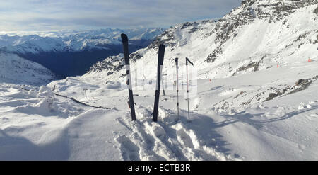 Sci e bastoncini da sci piantato in Montagna neve Foto Stock