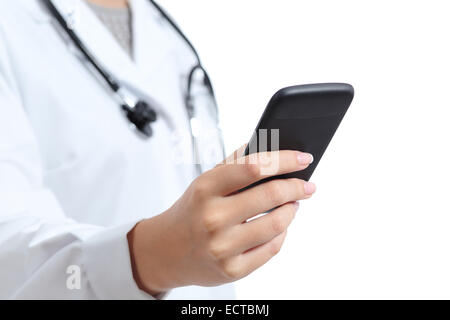 Close up di un medico donna mano utilizzando un telefono intelligente isolato su uno sfondo bianco Foto Stock