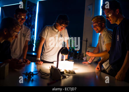 La formazione nella scuola secondaria Wales UK: gli alunni in un laboratorio oscurato guardando un esperimento mostrante la fotosintesi in una classe botanica lezione di scienze Foto Stock