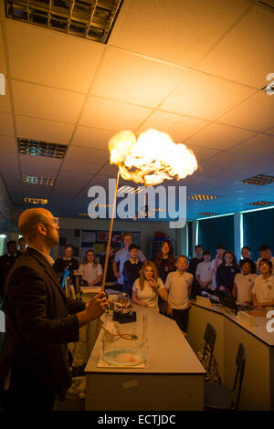 Secondary School Science Education Wales UK: un maschio di insegnante di scienze dimostrando di accensione di bolle di gas in una lezione di Chimica classe laboratorio in classe Foto Stock