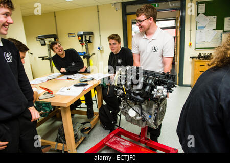 Scuola secondaria di pratica professionale istruzione Wales UK: anno 12 e 13 6° modulo ragazzi adolescenti imparare circa il motore di una macchina in una ingegneria meccanica classe lezione Foto Stock