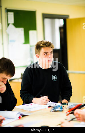 La formazione nella scuola secondaria Wales UK: una sesta forma anno 12 13 ragazzo adolescente in una classe Foto Stock