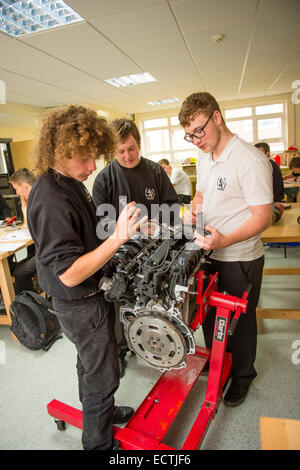 Scuola secondaria di pratica professionale istruzione Wales UK: anno 12 e 13 6° modulo ragazzi adolescenti imparare circa il motore di una macchina in una ingegneria meccanica classe lezione Foto Stock