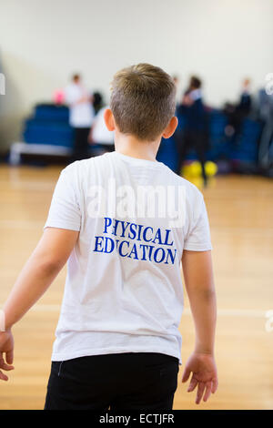 Scuola secondaria educazione fisica Wales UK: vista posteriore di un anno 9 - 10 bambino nella scuola palestra a pranzo Foto Stock