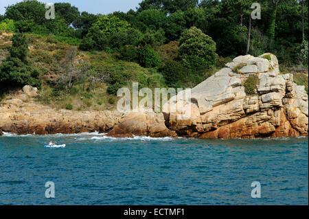 Kayak di mare,Ile de Brehat,costa di granito rosa, Cotes-d'Armor, Bretagne, Francia Foto Stock