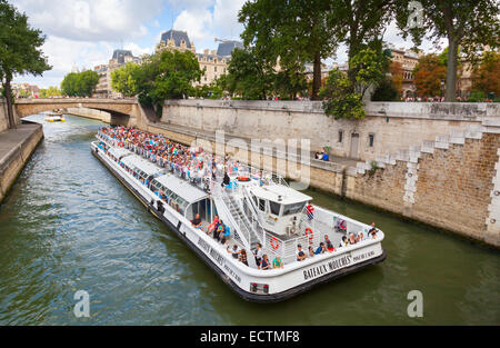 Parigi, Francia - 11 agosto 2014: bianco passeggero nave turistica azionato da Bateaux-Mouches va sul fiume Senna vicino a Isola del sito Foto Stock