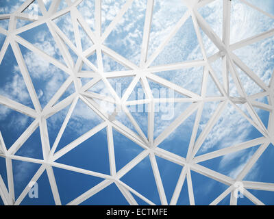 Abstract 3d Costruzione cablata con triangoli caotica forma sul cielo blu sullo sfondo Foto Stock