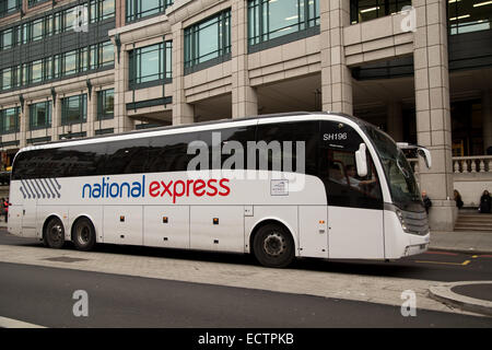 Londra - 25 NOVEMBRE: autobus National Express a Liverpool street nel novembre 25th, 2014, a Londra, Inghilterra, Regno Unito. Nazionali Foto Stock