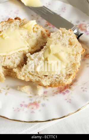 Fresco scones imburrato Foto Stock