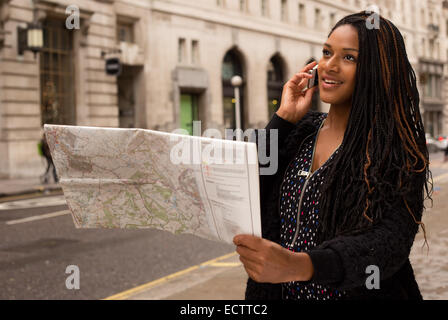 Giovane donna in possesso di una mappa sul telefono. Foto Stock