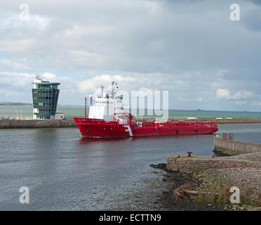 La costruzione norvegese del Mare del Nord la nave di alimentazione "di gran lunga superiore' rientro al porto di Aberdeen. SCO 9379. Foto Stock