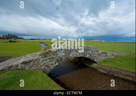 La famosa a livello internazionale xviii fairway sul vecchio corso, casa del golf a St Andrews Fife Scozia. SCO 9383. Foto Stock