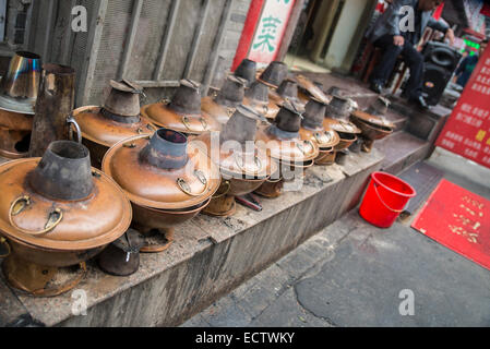 Il mongolo hotpots sulla strada fuori del ristorante, Pechino Foto Stock