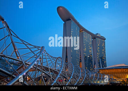 Il Marina Bay Sands Skypark e hotel e il ponte di elica in Singapore Foto Stock