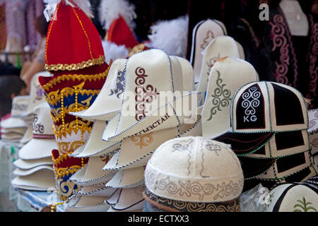 Kalpaks / calpac / calpack, alta incoronato cappucci in bianco e feltro tubeteikas per vendita a supporto del mercato in materia di SSL, Kirghizistan Foto Stock