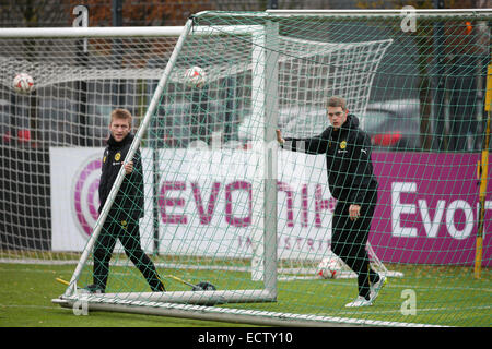 Dortmund, Germania. Xviii Dicembre, 2014. Il Borussia Dortmund Blaszczykowski Jakub (L-R) e Sven Bender spingere un obiettivo sul campo di allenamento a Dortmund, Germania, 18 dicembre 2014. Foto: Friso Gentsch/dpa/Alamy Live News Foto Stock