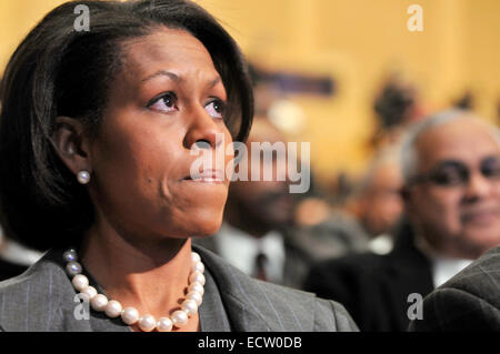 Michelle Obama ascolta Barack Obama offre un discorso sulla razza e politica in Philadelphia, marzo 2008. Foto Stock