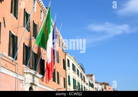 Bandiere sul palazzo, piazza San Marco Venezia Italia Foto Stock