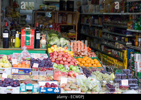 La frutta e la verdura per la vendita su un mercato in stallo e negozio Foto Stock