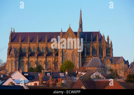 Cattedrale di Arundel. Profilo del sud dell'edificio storico. Cielo azzurro sfondo con building illuminato dal sole al tramonto. Foto Stock